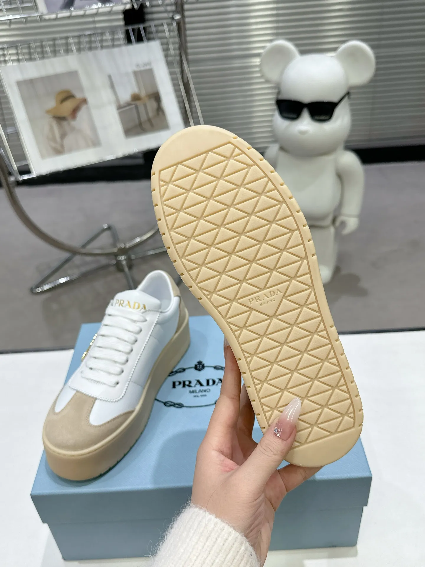 👟👟Ex-factory price 600👟👟 Prada Latest Downtown Bold series Thick-soled Platform Shoes Triangle Logo Casual Sports Shoes White Shoes Original purchase, development and production Downtown Bold sneakers are inspired by the basketball shoes of the 1980s, with sporty design and exquisite details. Crafted from perforated leather, the statement platform sole provides a unique, modern style. The Prada logo is interpreted from different angles, decorated with the iconic enameled triangular metal logo, highlighting the unique classic style. Exquisite packaging at the delivery counter🛍📦 ▪️Fabric: Original custom imported first-layer cowhide ▪️Inner lining: Original imported sheepskin ▪️Outsole: Original open-molded ultra-light foam material ▪️Sole thickness: 4.5CM ▪️Size: Women's 35-40
